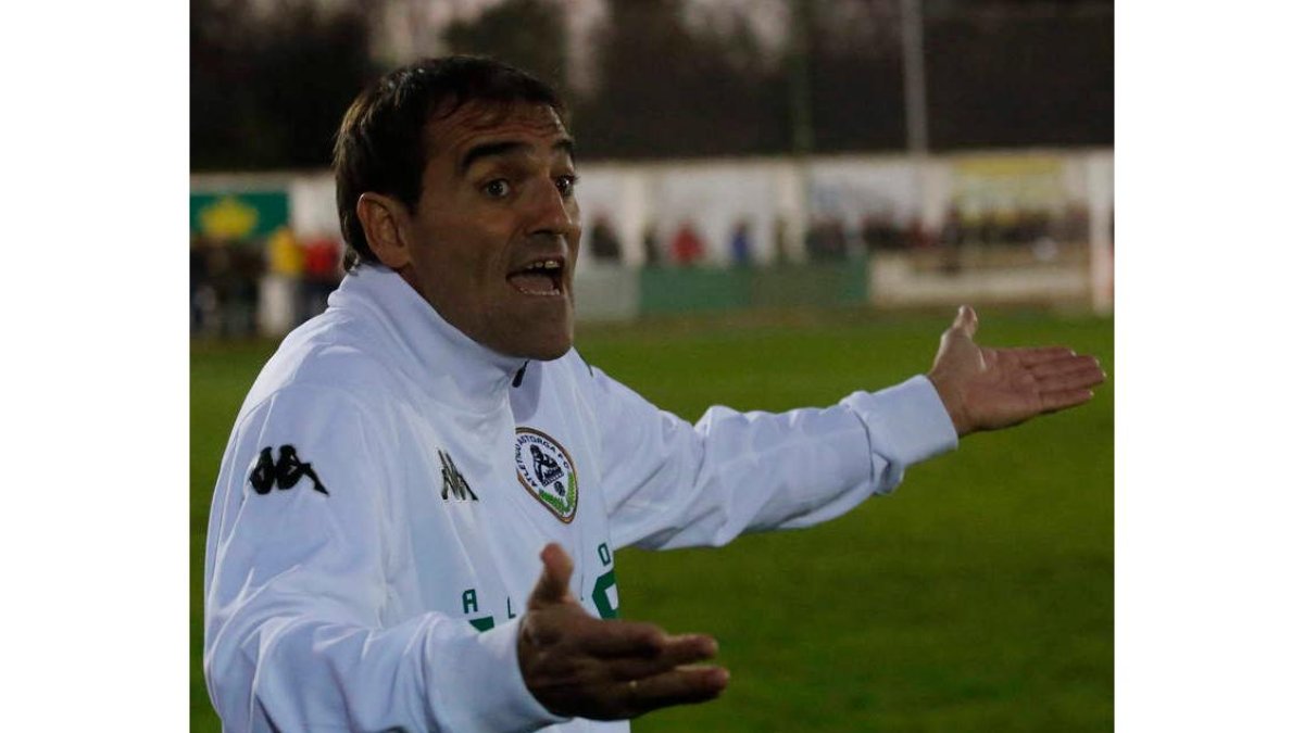 Paulino Martínez dirige a su equipo en el partido de su debut frente a la Cutural