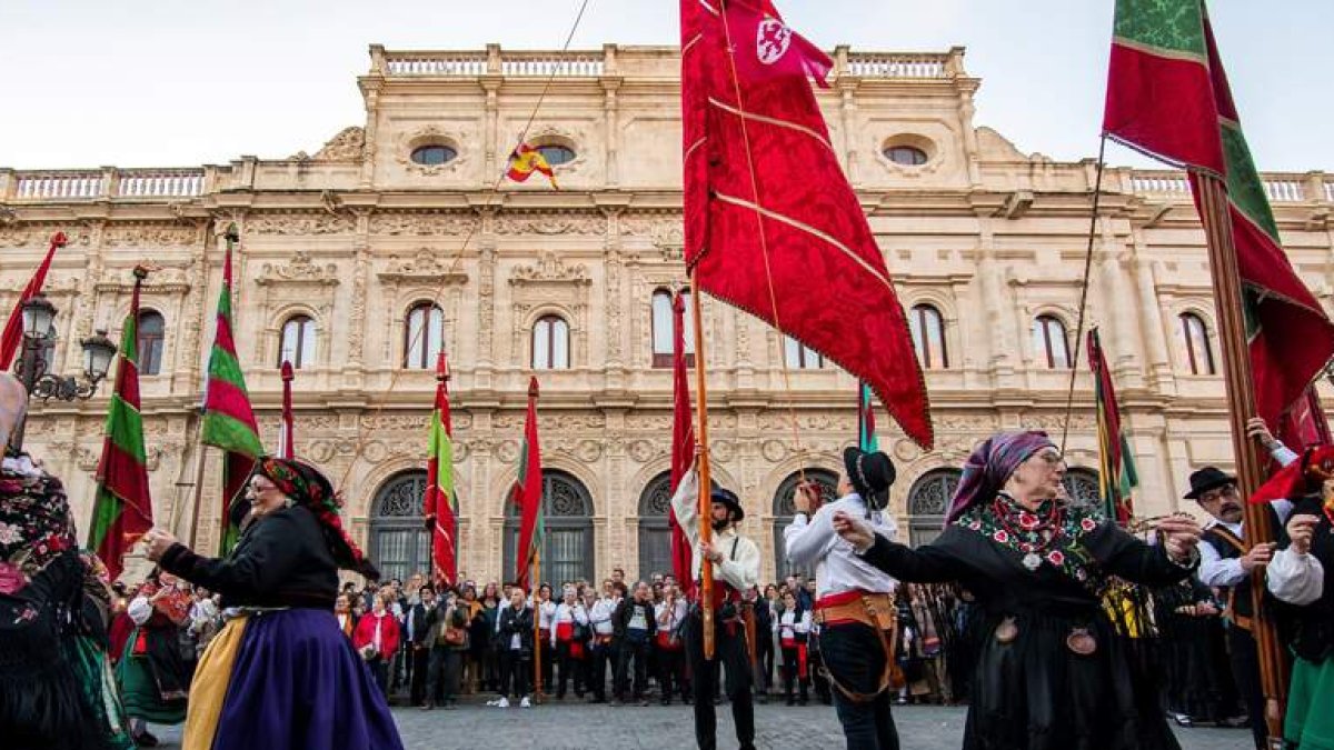 Desfile de pendones leoneses en el centro de Sevilla para honrar al Centro Leonés en la capital sevillana. EFE