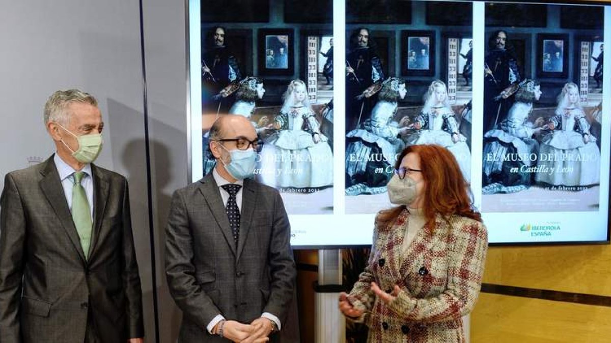 El presidente de la Fundación Iberdrola, el consejero de Cultura y la coordinadora de educación del Museo del Prado. NACHO GALLEGO