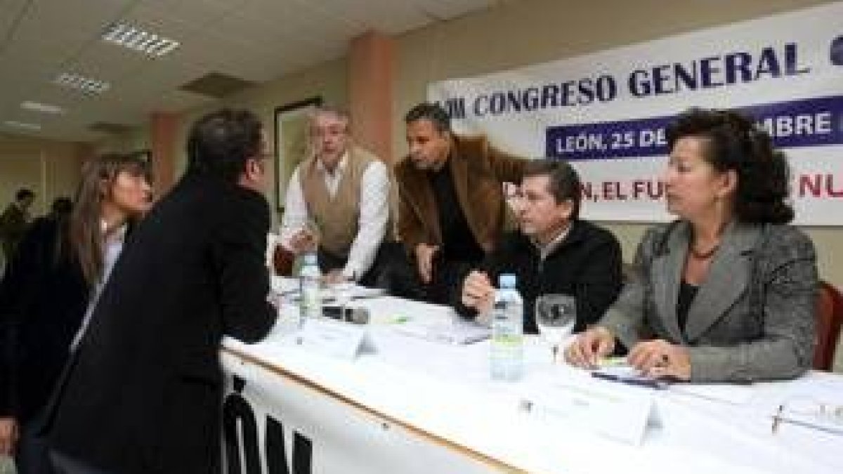 Otero charla con los concejales Gema Cabezas y Chamorro en presencia de los miembros de la mesa