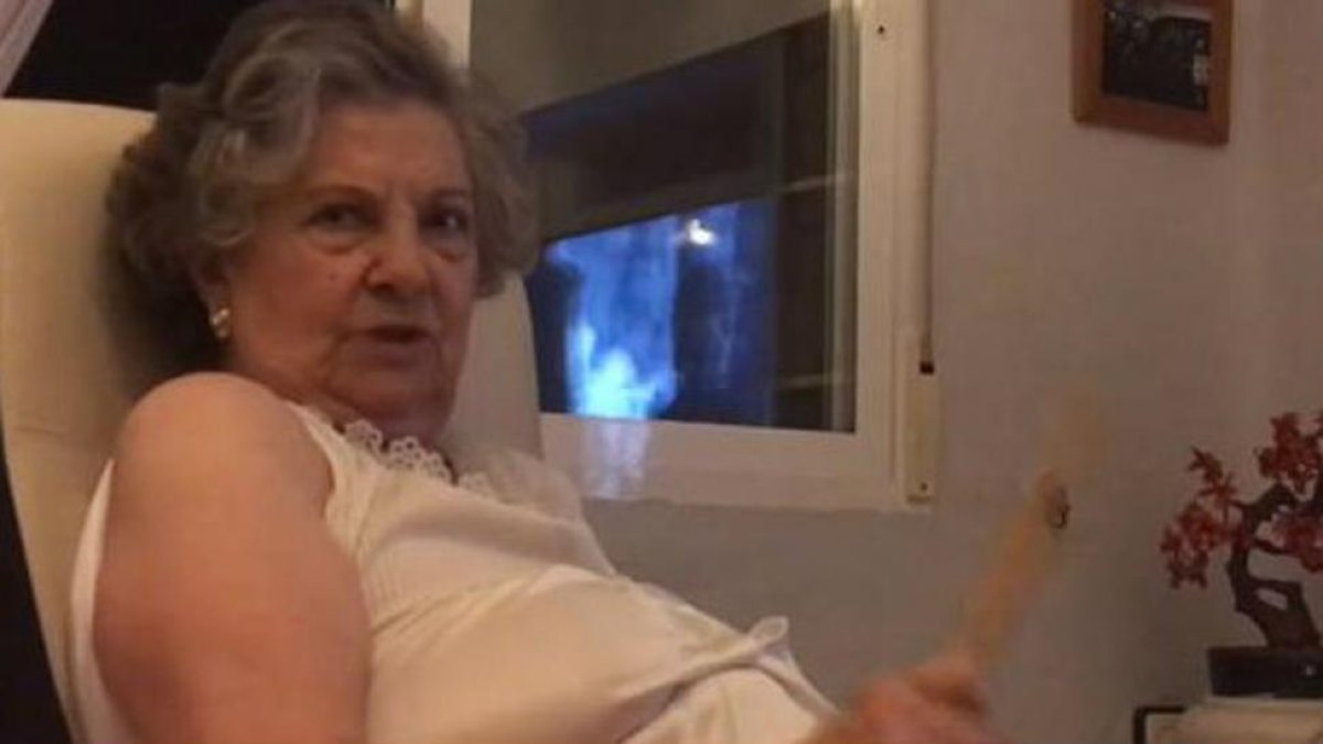 La abuela, durante el visionado del capítulo 7x07