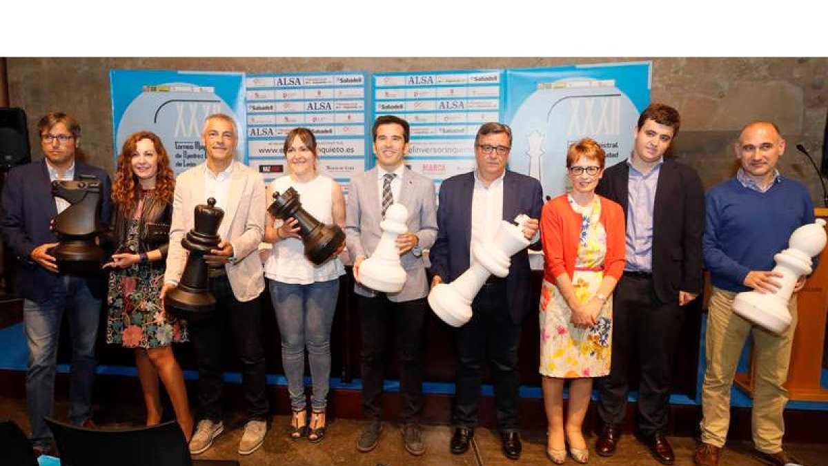 Emilio Orejas, Cristina Santos, Isidoro Martínez, Marta Mejías, Alfonso Lahuerta, Marcelino Sión, María Jesús Soto, Jaime Santos y Emilio Lombas en la presentación. RAMIRO