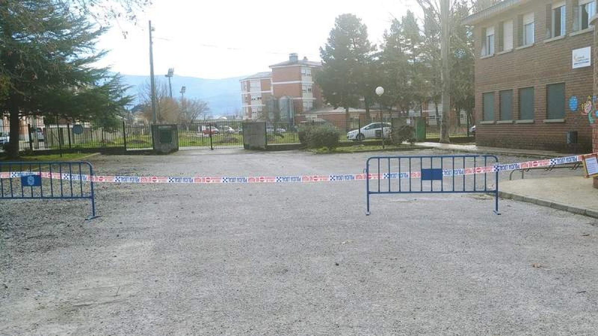 El Ayuntamiento advierte del peligro y colocó vallas. DL
