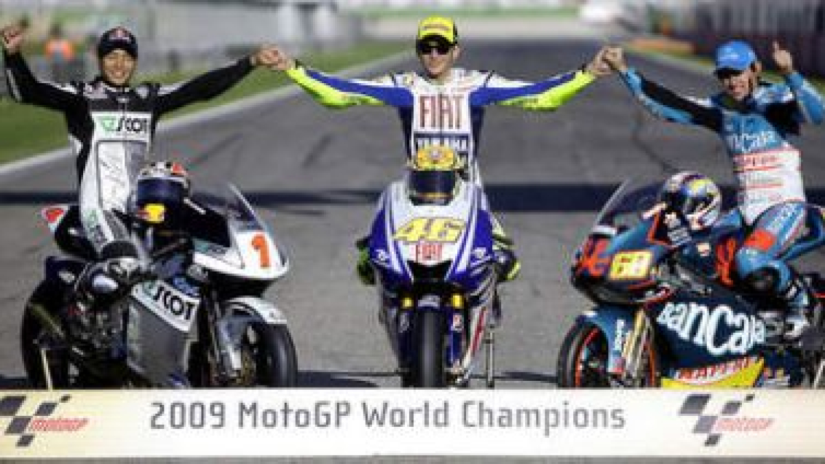 Los campeones del mundo de Moto GP, Rossi (centro), de 250, Aoyama (izda) y de 125, Simón.
