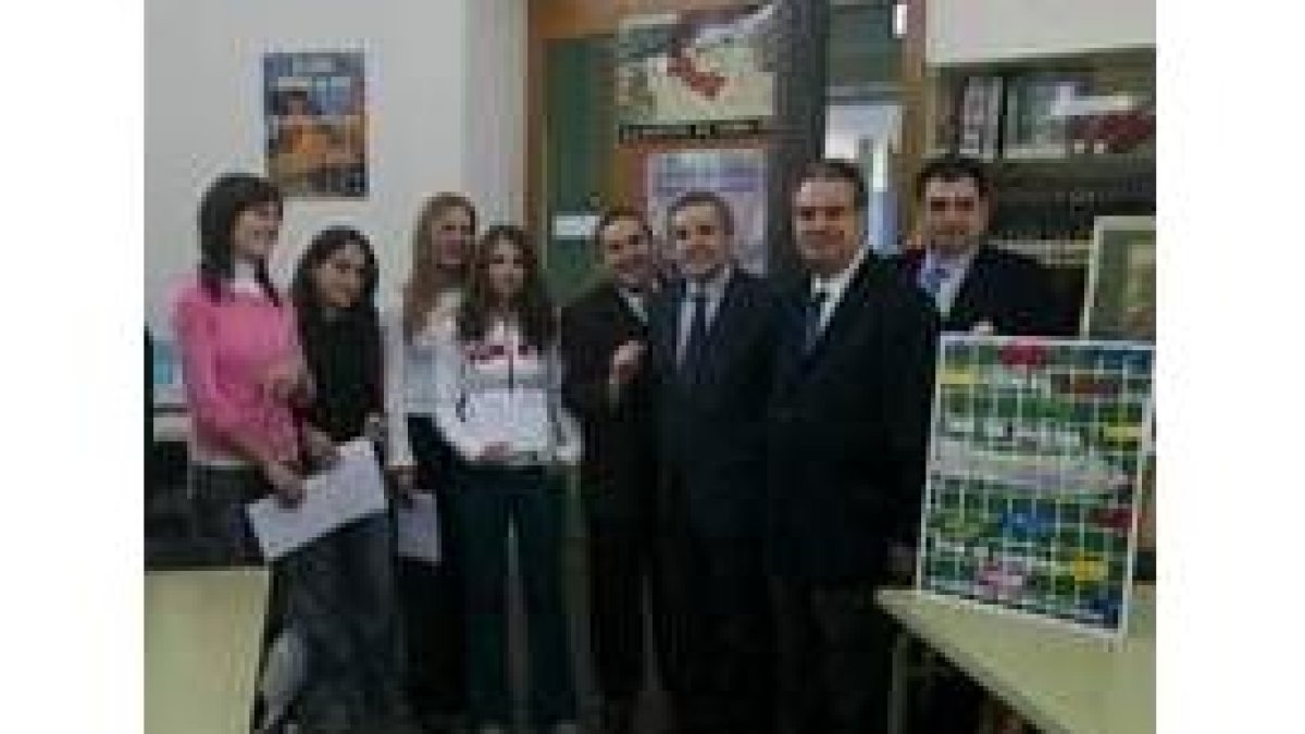 Las cuatro ganadoras del premio junto con el jefe territorial de Sanidad y el director de Educación