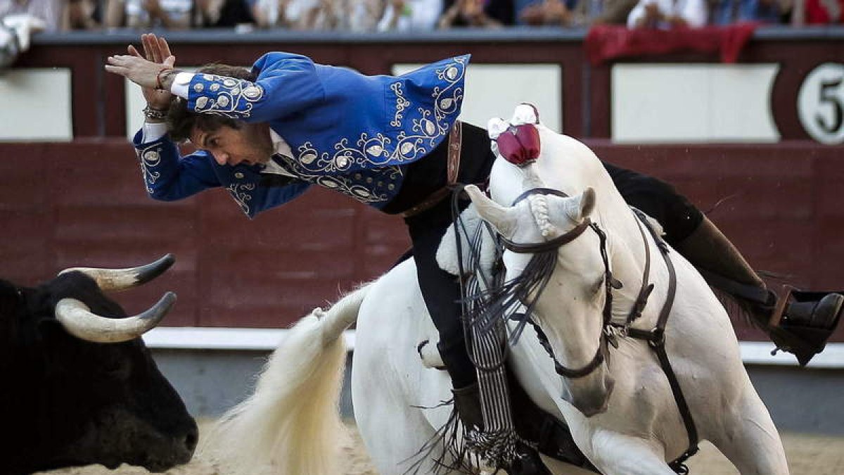 Hermoso de Mendoza durante la lidia a su segundo.