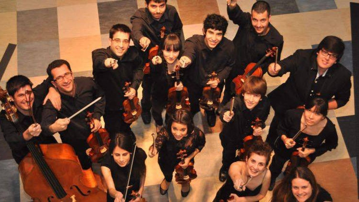 Los integrantes de la Camerata Clásica de Ponferrada, en una toma superior.