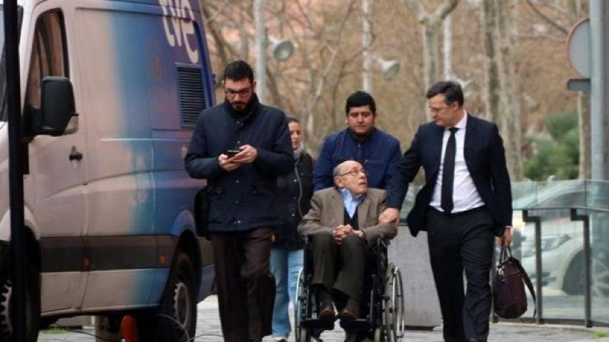 Félix Millet a su llegada a la Ciutat de la Justícia, junto con su abogado Abraham Castro.