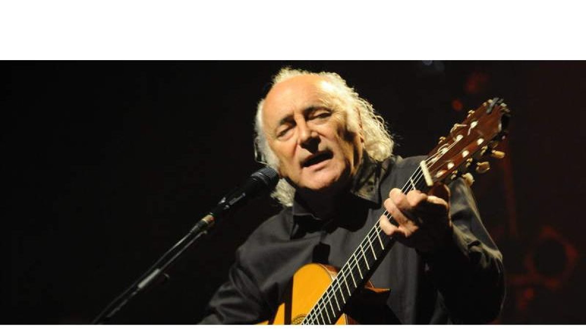 Imagen de archivo del cantautor leonés Amancio Prada durante un concierto. ABDELHAK SENNA