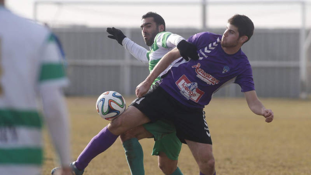Ramírez, a la izquierda, y Álvaro pugnan por hacerse con la posesión del balón.