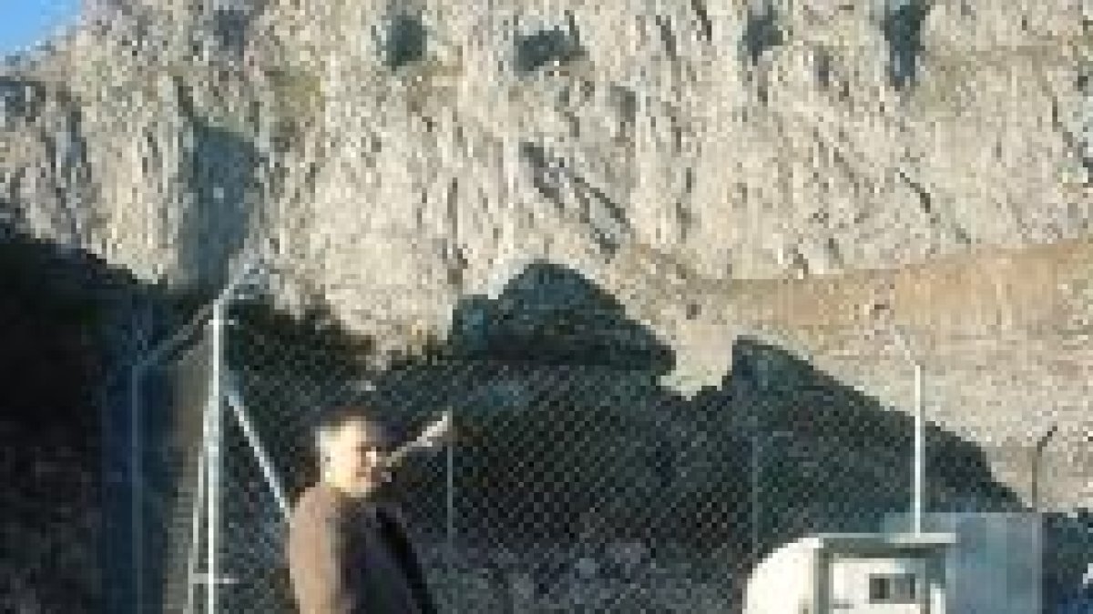 El alcalde, Luis Rodríguez Aller señala el lugar de donde va a salir el teleférico