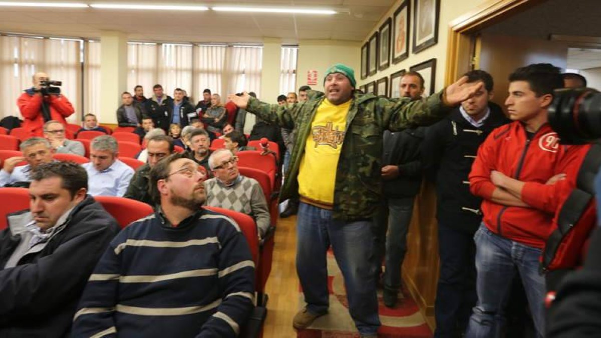 Los mineros, desesperados, intervinieron durante la reunión en Bembibre del delegado con los alcaldes del Bierzo.