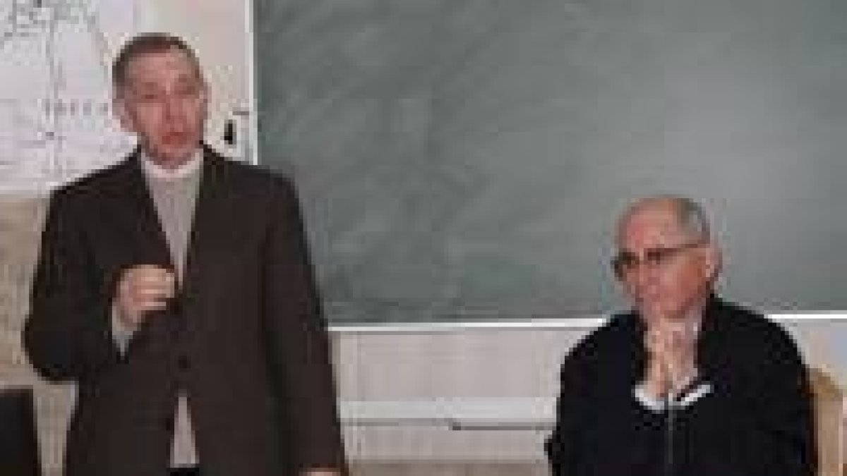 Jesús García presentando una de las conferencias de este curso