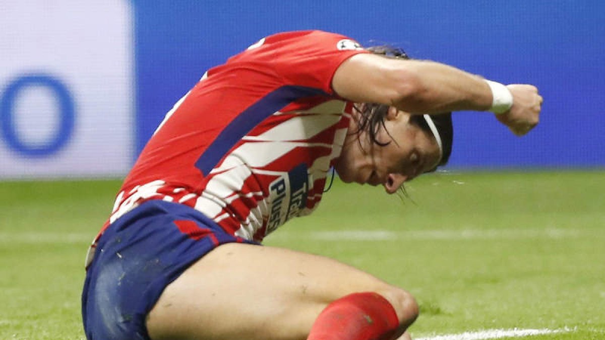 Filipe Luis se lamenta de un resultado que deja al Atlético de Madrid contra las cuerdas. MARTÍN