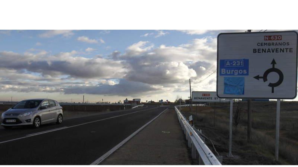 Entrada al acceso sur desde la nueva rotonda de la N-630, junto a Cembranos.