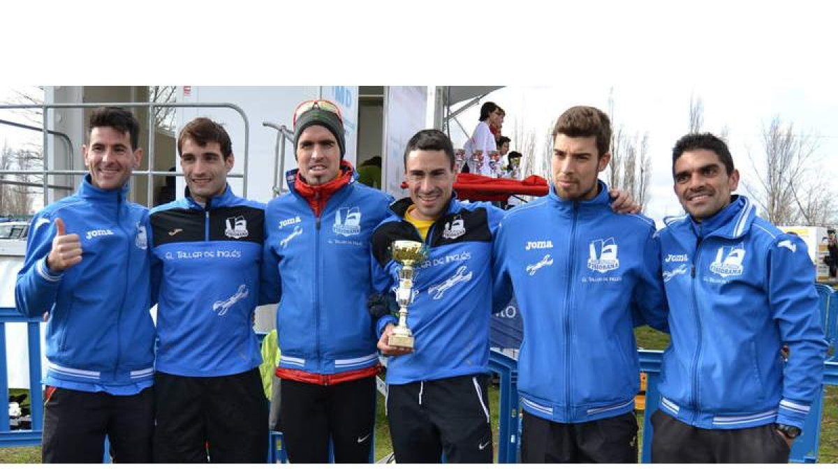 Los integrantes del Fisiorama/Taller de Inglés con el trofeo que les acredita como subcampeones. DL