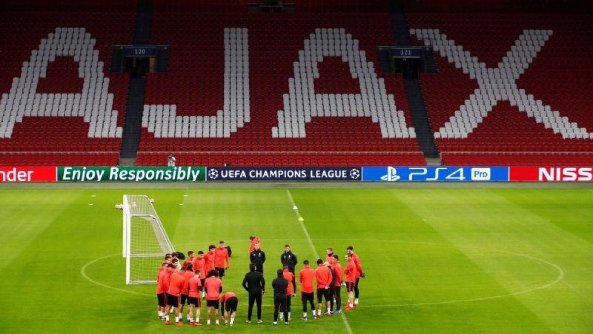 Los jugadores del Madrid durante el entrenamiento en el Johan Cruyff Arena.