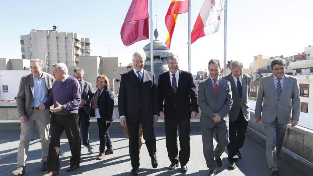 El alcalde de León recibió a los presdientes de las sociedades recreativas de la capital. RAMIRO