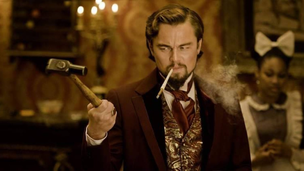 Leonardo DiCaprio en su papel de despiadado Calvin Candie, propietario de una plantación con esclavos negros.