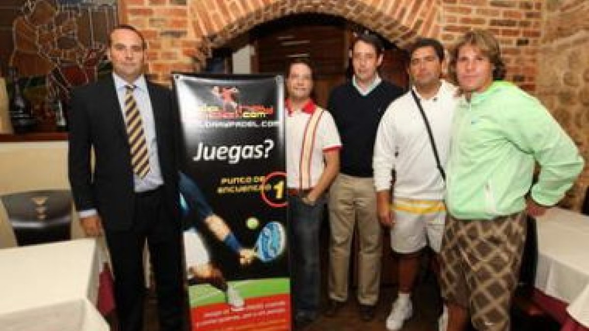 Bobis, a la izquierda, el gestor de la página, durante la presentación de la misma.