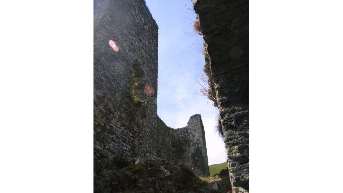 Las ruinas del castillo de Sarracín, en Vega de Valcarce, en una imagen de archivo.