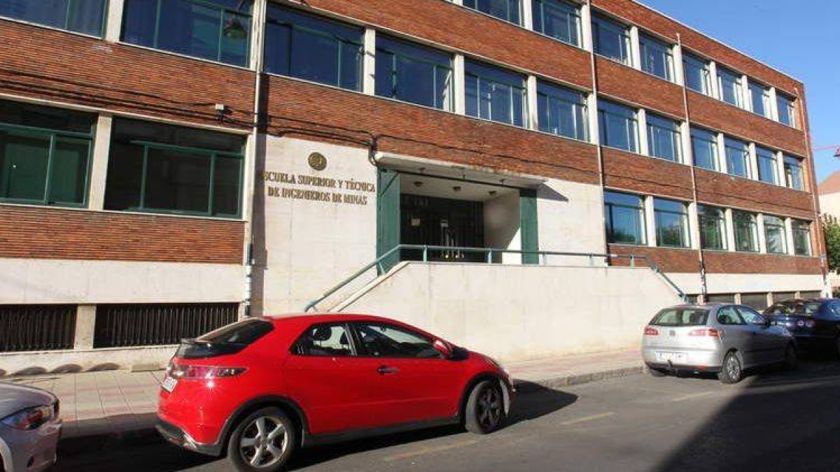 La Escuela de Minas cierra sus puertas para la docencia que se traslada al Campus.