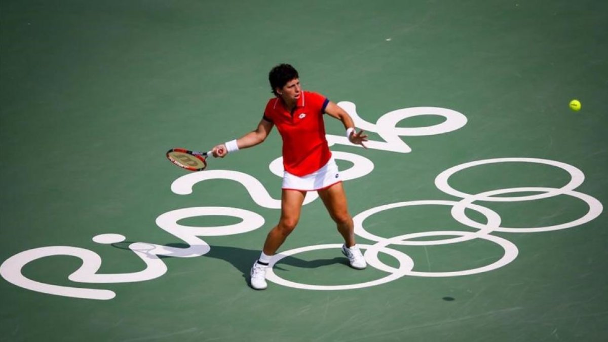 Carla Suárez devuelve una bola durante el partido de este martes contra la estadounidense Madison Keys