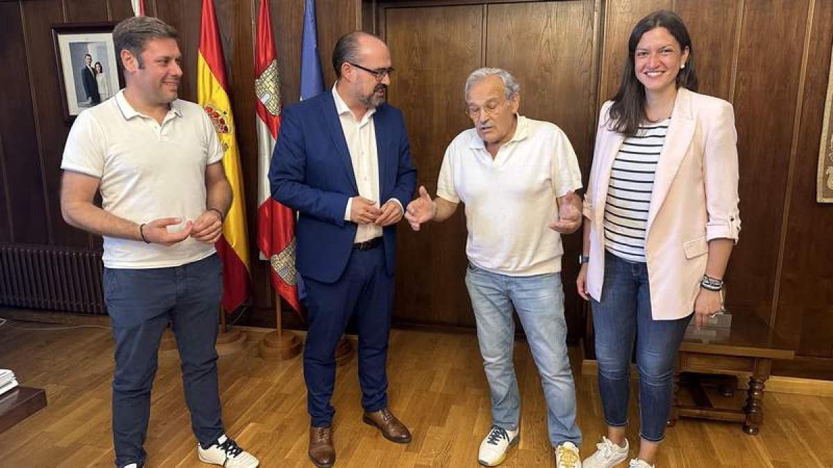 Prada fue recibido por corporativos de Ponferrada. DL