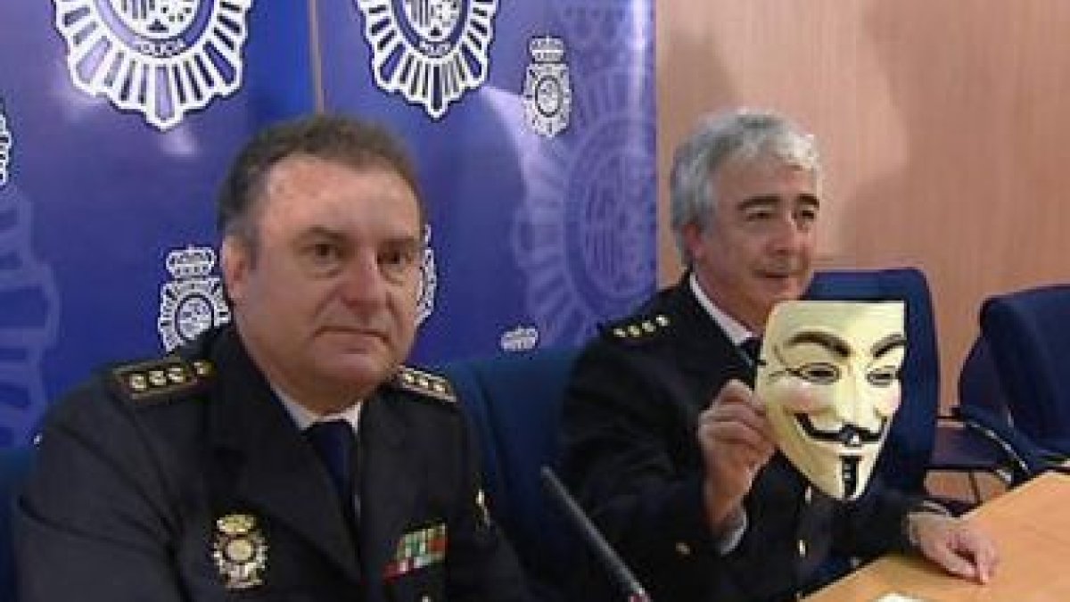 Los mandos policiales exhiben la careta empleada por el grupo.