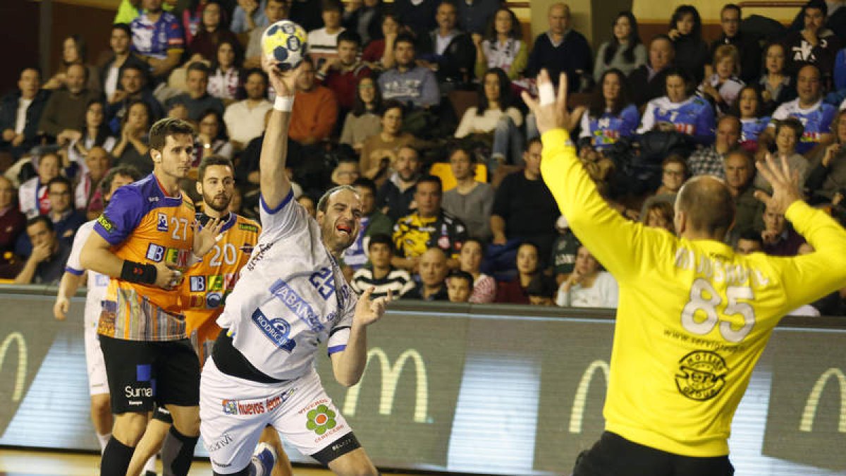 Zivan Pesic gana la acción a la defensa del Benidorm en una de las pocas ocasiones donde los pivotes del equipo leonés pudieron ayer tener un hueco. FERNANDO OTERO