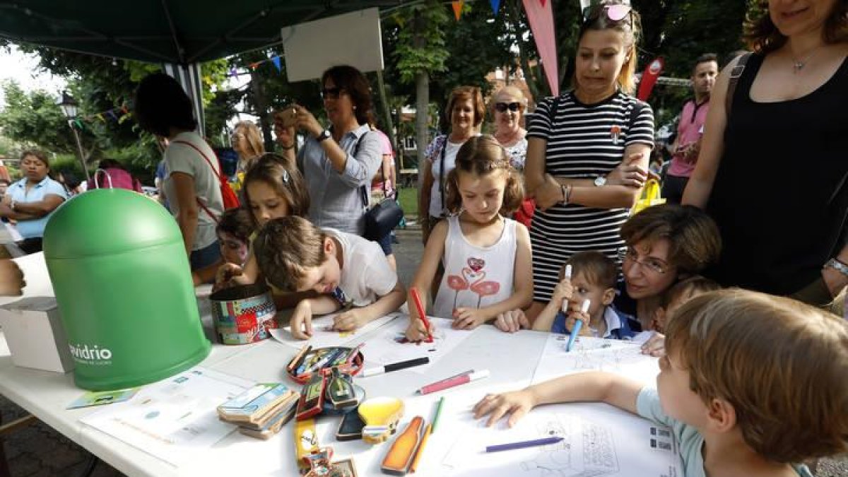 Varios niños en las actividades sobre reciclaje organizadas por Ecovidrio