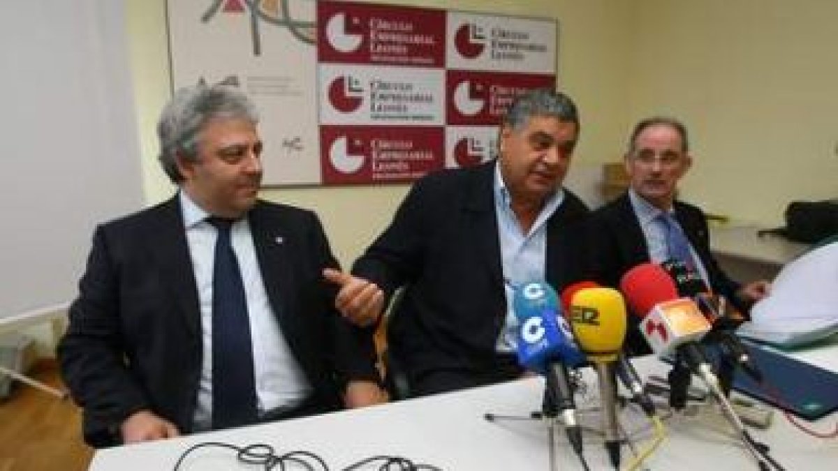 El presidente del CEL (centro) señala a Abel Ángel Macías, ayer en Ponferrada.