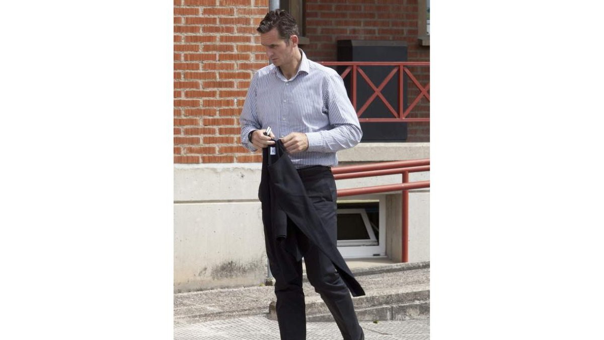 Iñaki Urdangarin entra en el tanatorio.