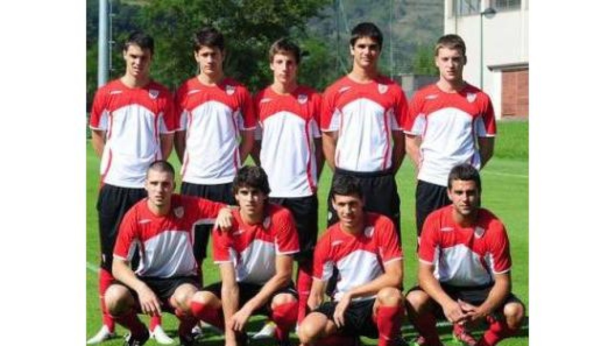 Iturrioz, segundo de pie por la izquierda, en la presentación del Athletic B de la última temporada.