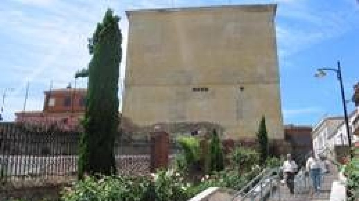 El cuartel de la Policía Local que está previsto demoler da a la muralla de Astorga
