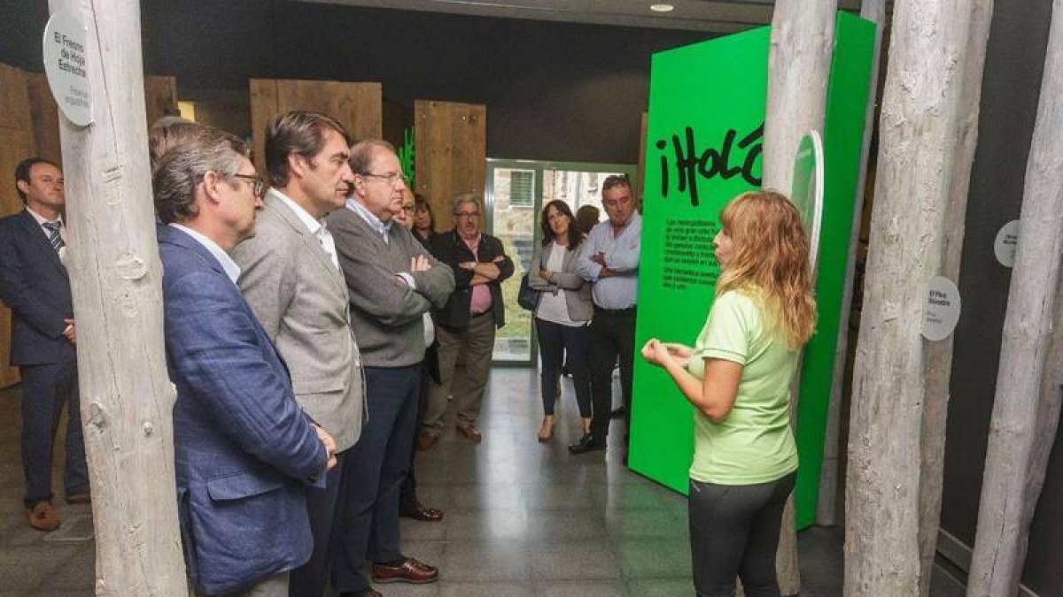 Herrera visita la Casa del Parque de San Zadornil acompañado de Suárez Quiñones. RICARDO ORDÓÑEZ