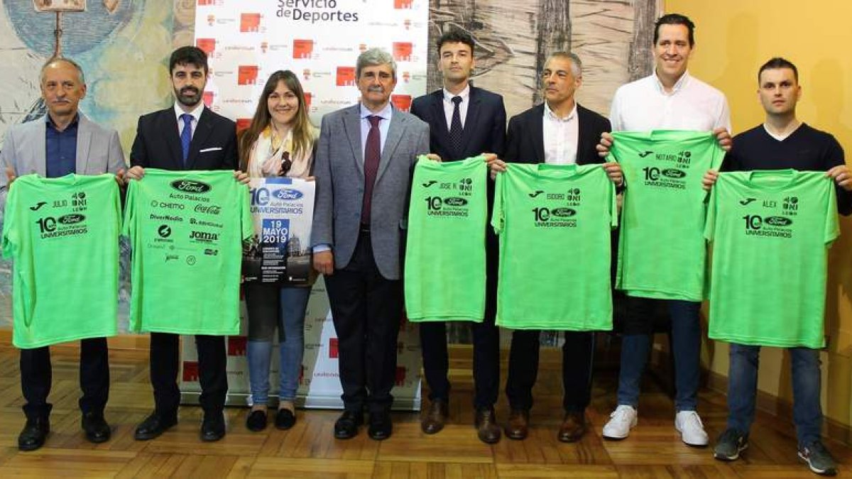 Organizadores y patrocinadores junto a las camisetas que lucirán los atletas que corran los ‘10K’.