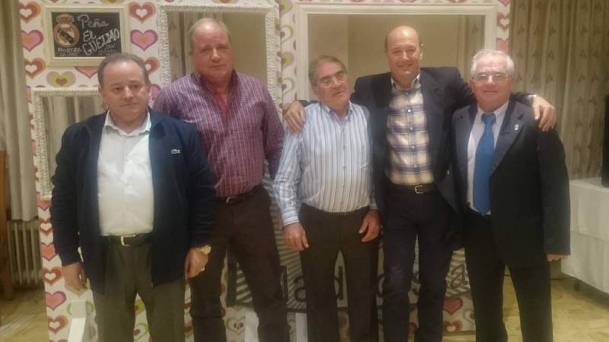 La directiva de la peña encabezada por Paco Toral con el alcalde Juan Carlos Rodríguez. TRANCA