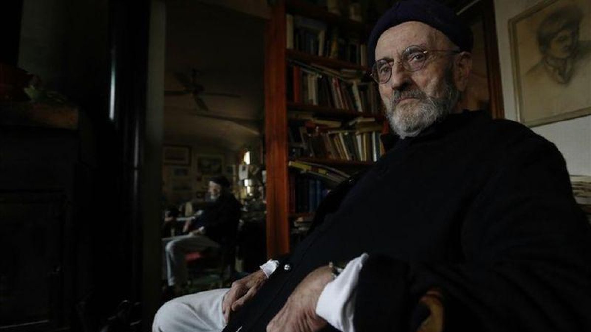 Álvaro Pombo, en su abarrotado piso del barrio madrileño de Argüelles.