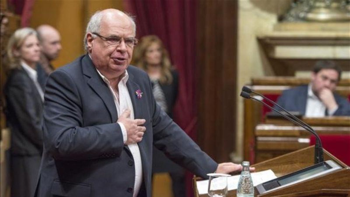 Lluís Rabell en el Parlament.