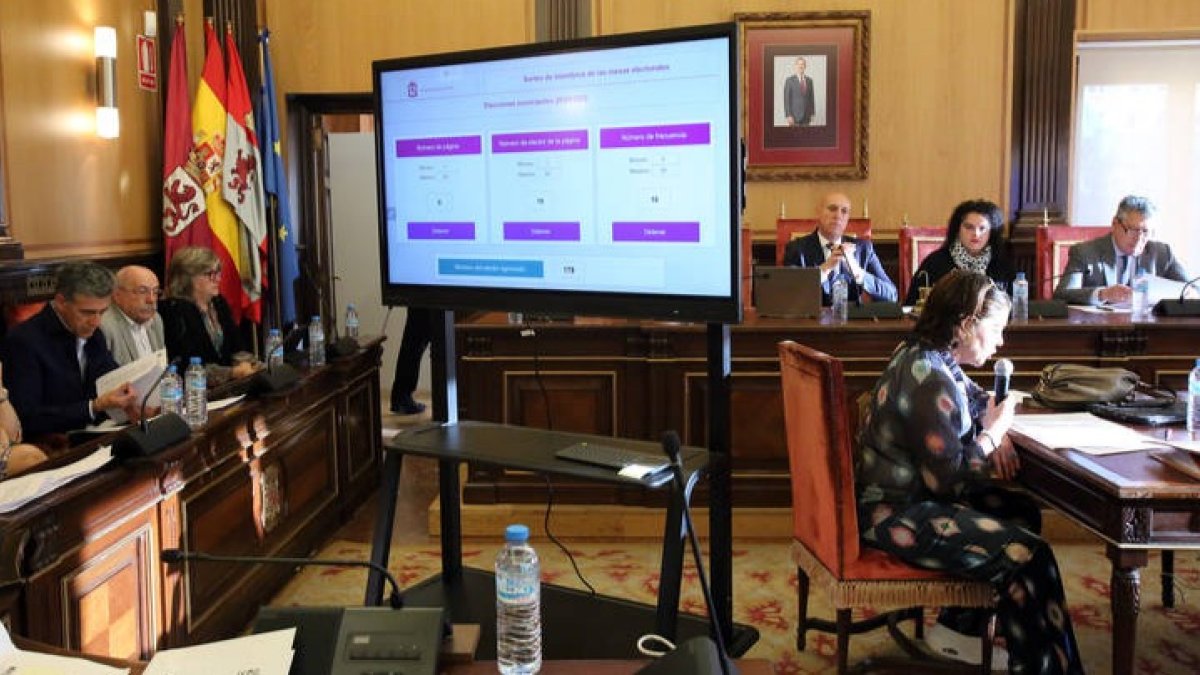 Imagen del pleno en el que se debatía sobre el sistema del sorteo de las mesas electorales. DL