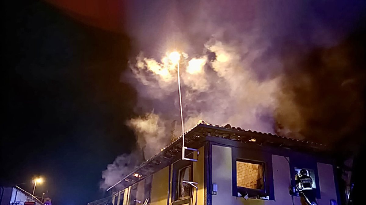 La casa incendiada en Vega de Antoñán. BOMBEROS DE LEÓN
