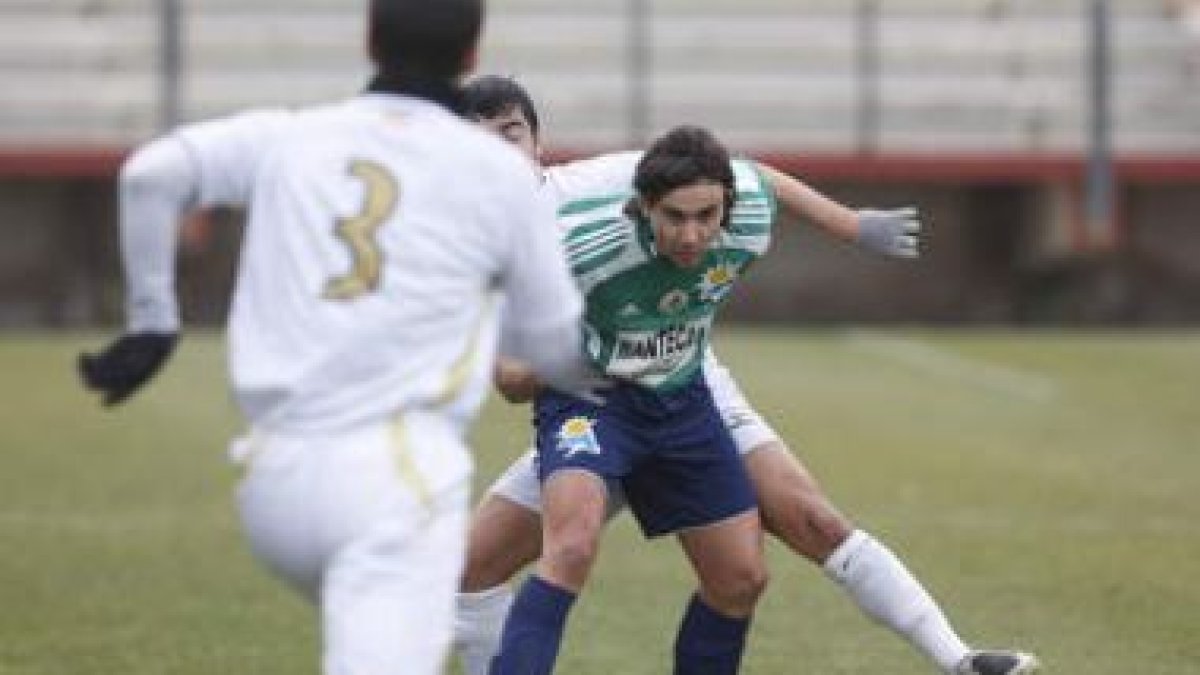 Busto volverá a ser la referencia ofensiva del equipo maragato ante el filial vallisoletano.