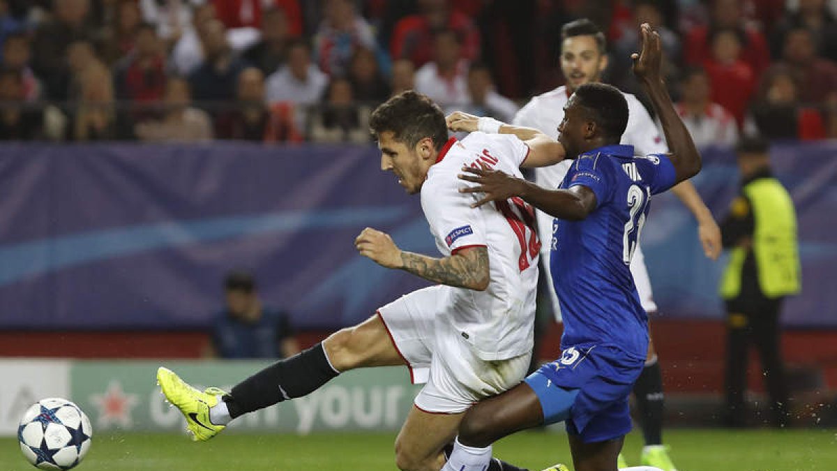El jugador sevillista Jovetic golpea el balón ante la férrea defensa de Ndidi. MUÑOZ