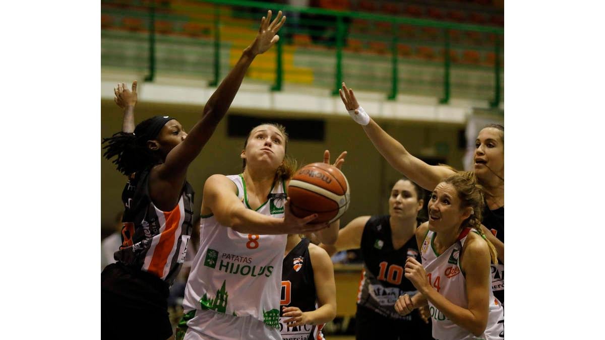 Marta Canella acabó con 19 puntos en su casillero. MARCIANO PÉREZ