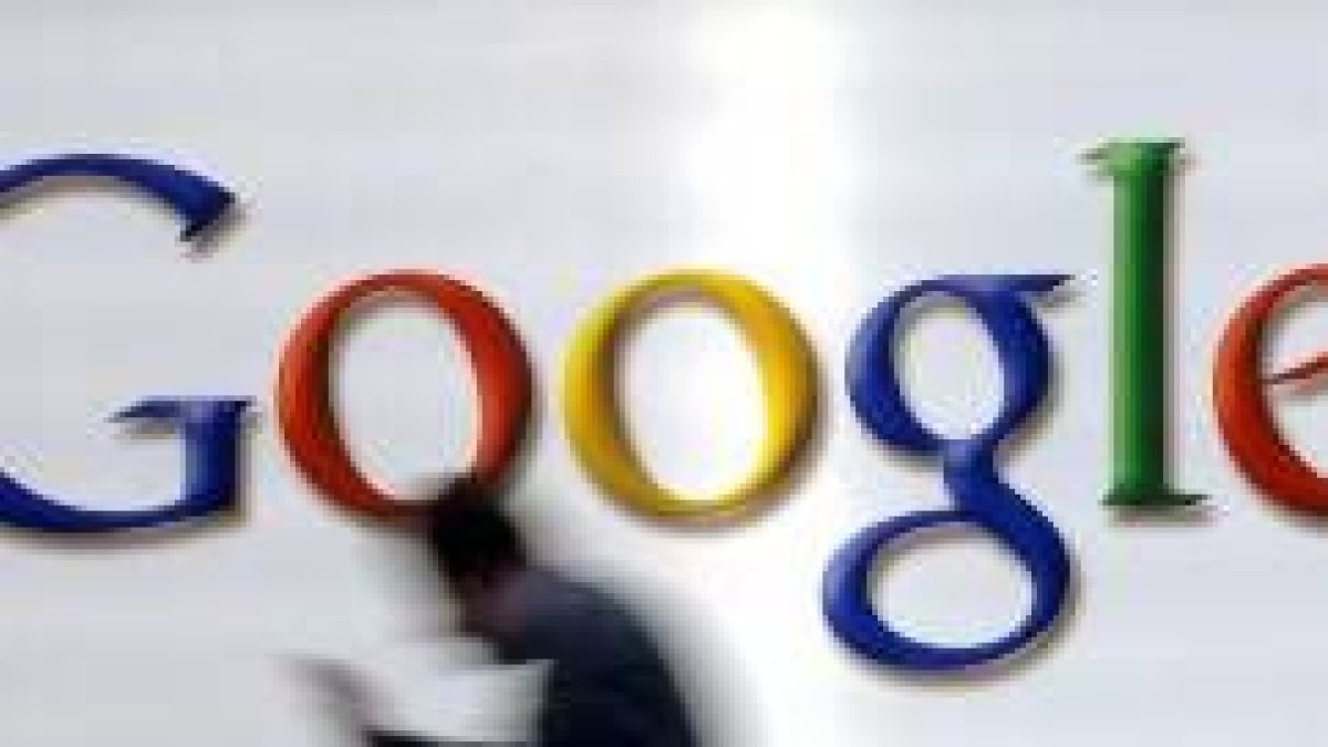 Fotografía en la que se ve a un hombre delante del stand de Google