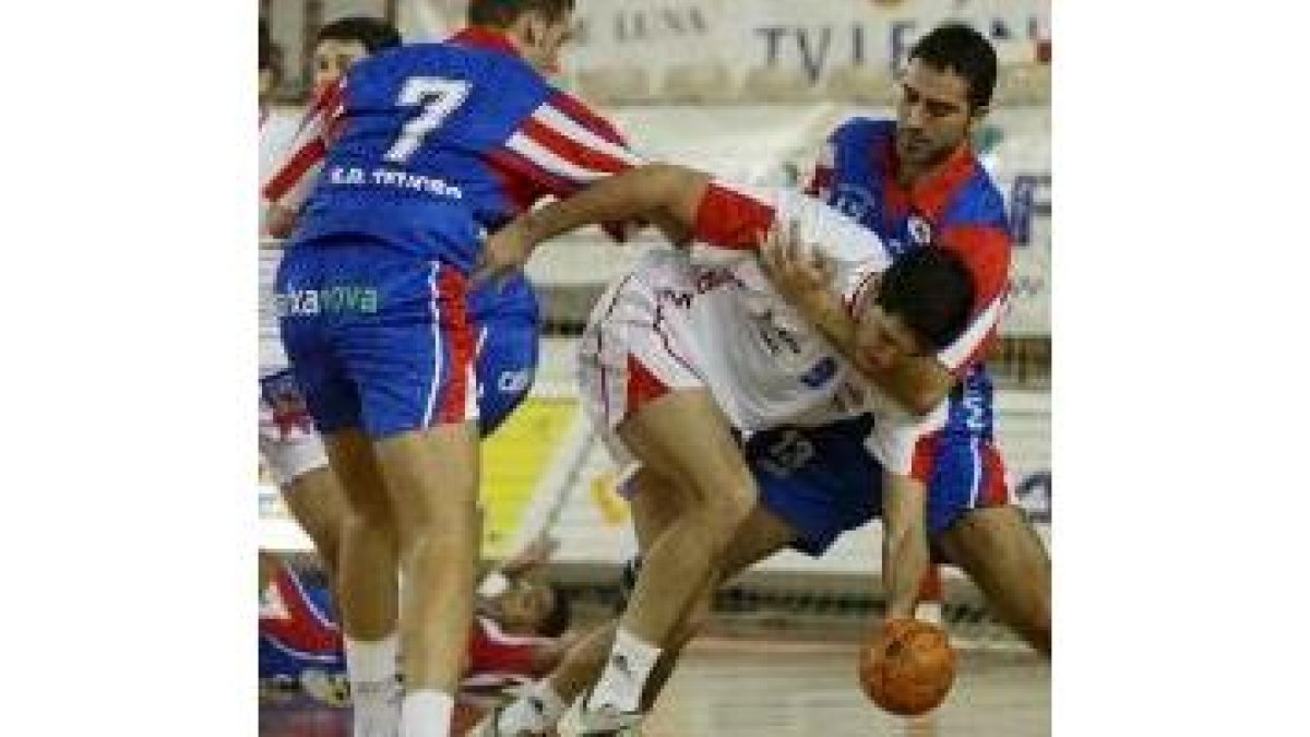 Raúl Entrerríos, que acabó jugando casi como central básico del equipo, trata de ganar la posición