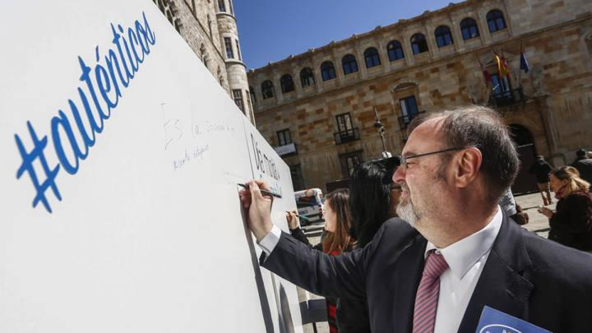 El consejero de Educación, Fernando Rey, en su visita de hoy a León