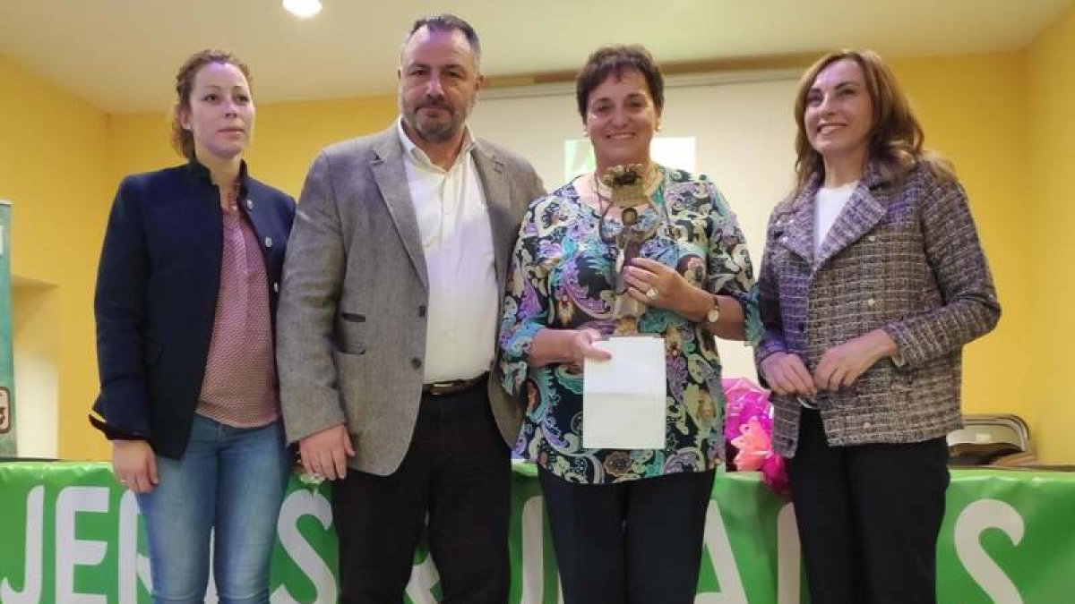 Entrega del premio Mujer Rural 2019 a Paulina Nistal por parte de Eduardo Morán. A. RODRÍGUEZ