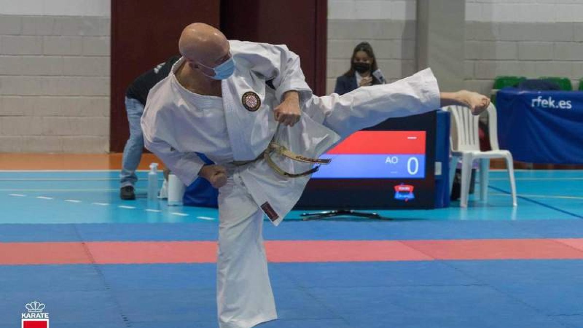 El leonés Ángel García, medalla del bronce en el Nacional, es cinturón Negro 8° DAN de karate. DL